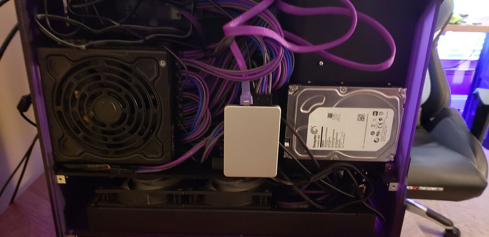 That cable management though... I promise my desk setup management is alot better than this one