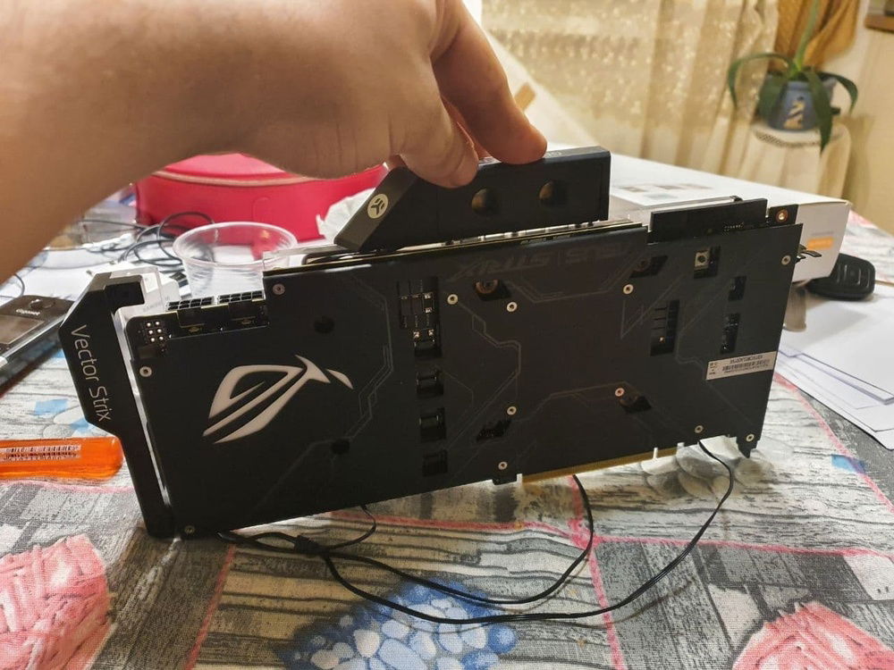 The Sexy EKWB block is mounted :D