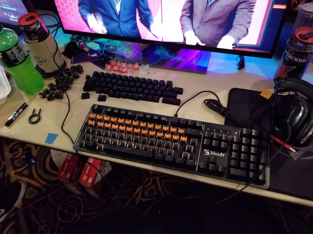 During a PDX LAN in 2017, I won a keyboard from Bloody which has fully modular switches so I began the process of swapping out all the brown keys for their orange (similar to cherry mx blue)