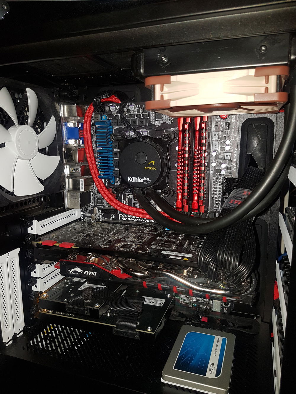 03/2018: Older configuration (replaced motherboard, cooler and HDDs in 11/2018), picture shows routing of the CableMod ModMesh USB3 extension with everything else also installed