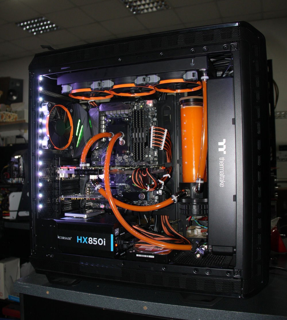 Here's a pic in its real and true colors. Somehow, the RGB strips of the case, in their white mode, make every orange element of the build shine an aggressive and more reddish tinge