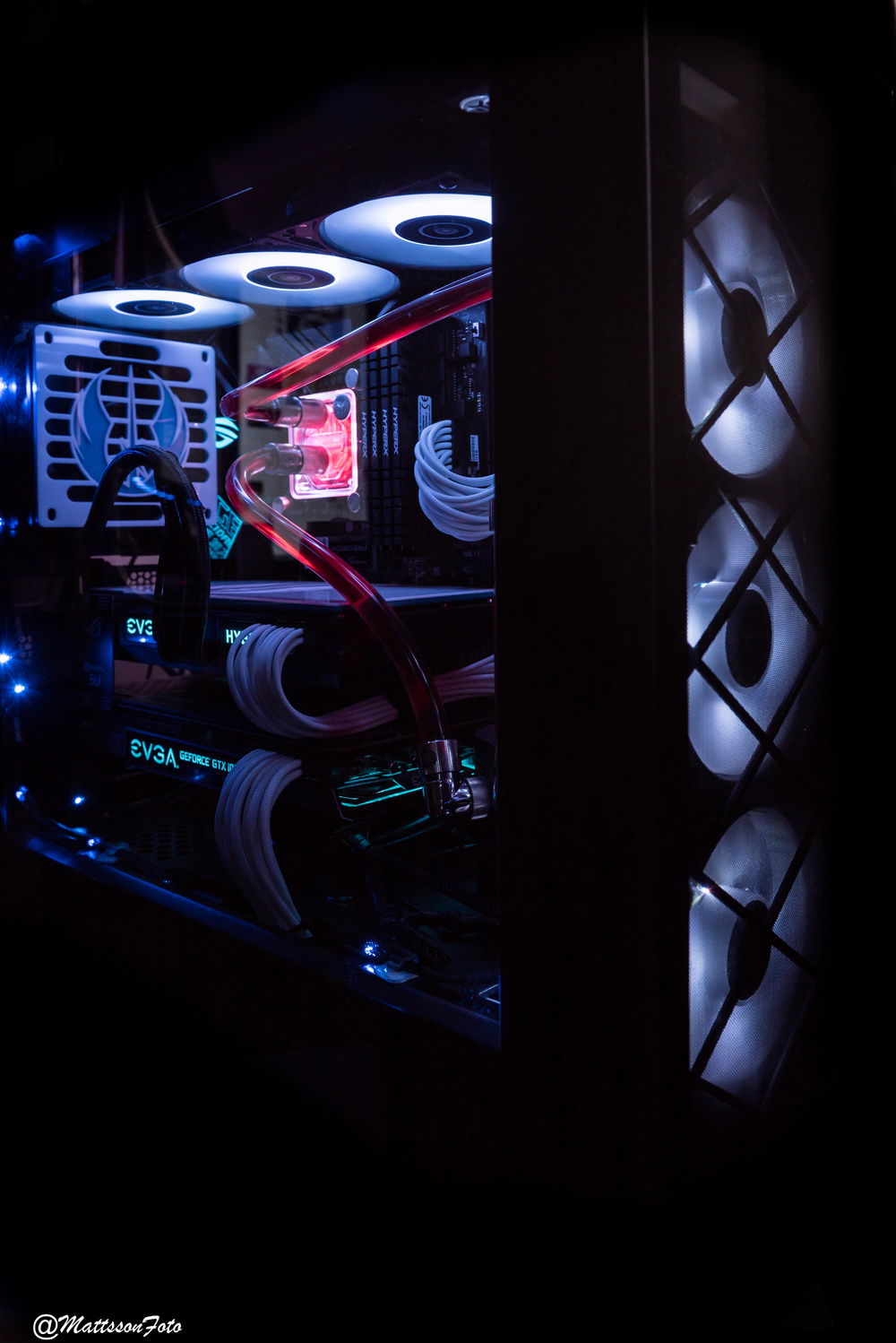 Side panel mounted on Lian li alpha 330x