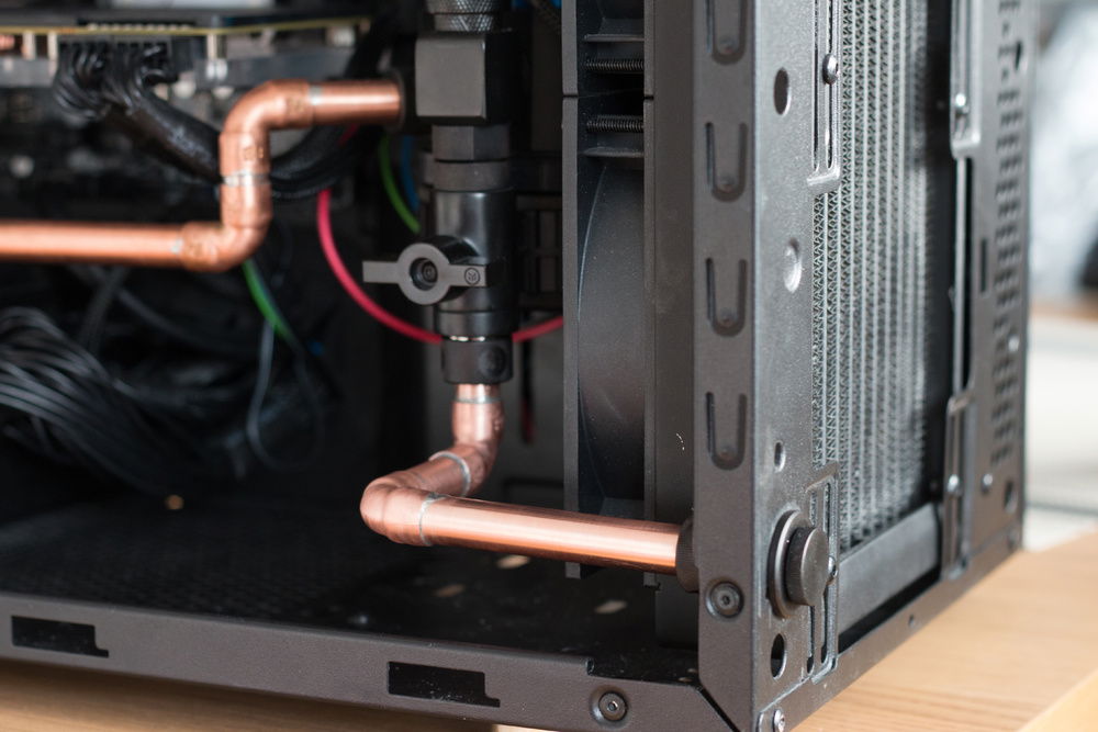 Permanently installed outlet. The pass-through plug that's fitted to the chassi makes it incredibly easy to just screw in a fitting with a hose and turn the valve when it's time to drain. No spilling inside the case anymore!