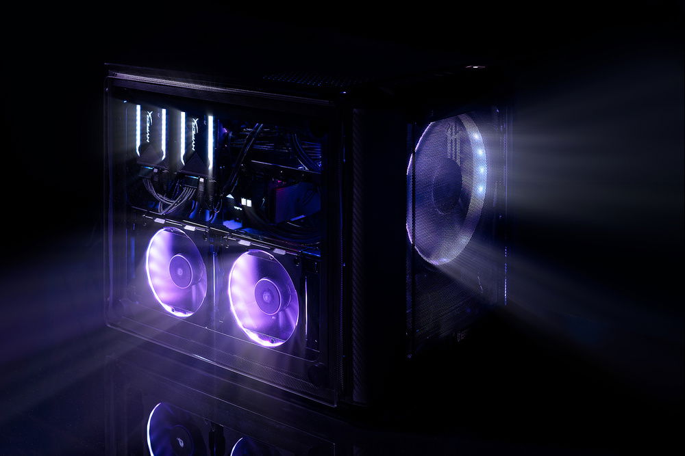 Two Noctua fans pull air in from the side (through rim vents) while two HyperX SSDs in RAID 0 sit comfortably above. A large 200mm Thermaltake fan pulls air into the front.