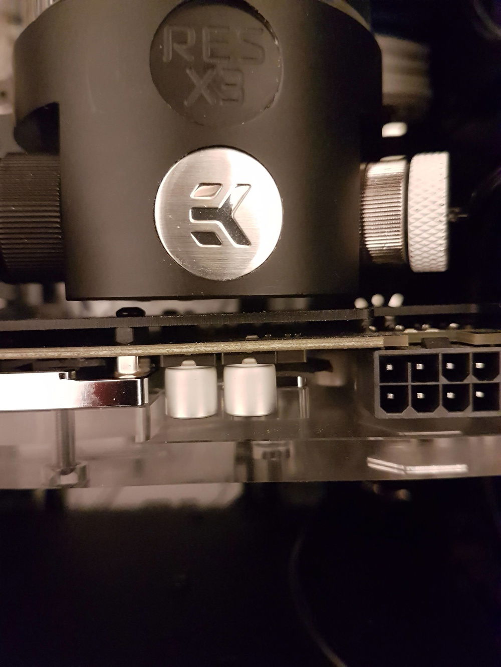 Slightly floating reservoir held by the mount