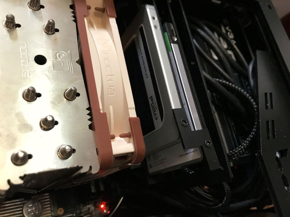 There are 2x 2.5" Drive installed : 500GB SSD for some fast storage, and a 2TB HDD for pure storage.