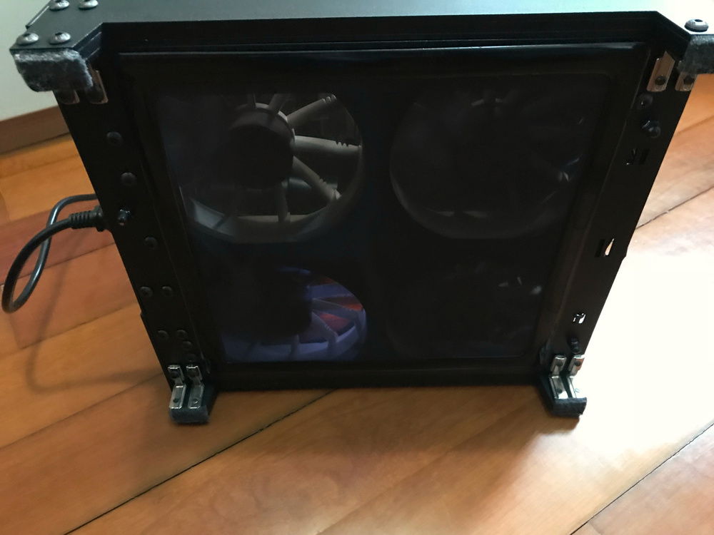 There is a second 250 x 250 magnetic dust filter at the bottom.
Remove the dust filter reveals 4 intake fans ( 4x Noctua NF-F12)