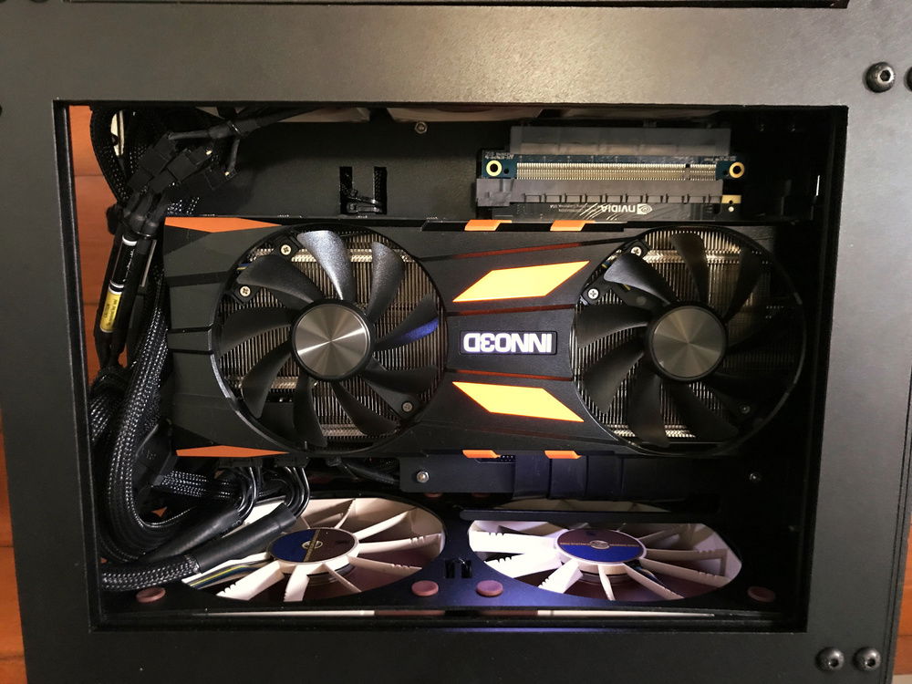 The GPU compartment hosts the RTX 2080.
The GPU gets its own compartment for best airflow.
2x NF-F12 fans blow fresh air directly on the GPU, then 3x A6 fans pump the hot air out, creates an air tunnel.