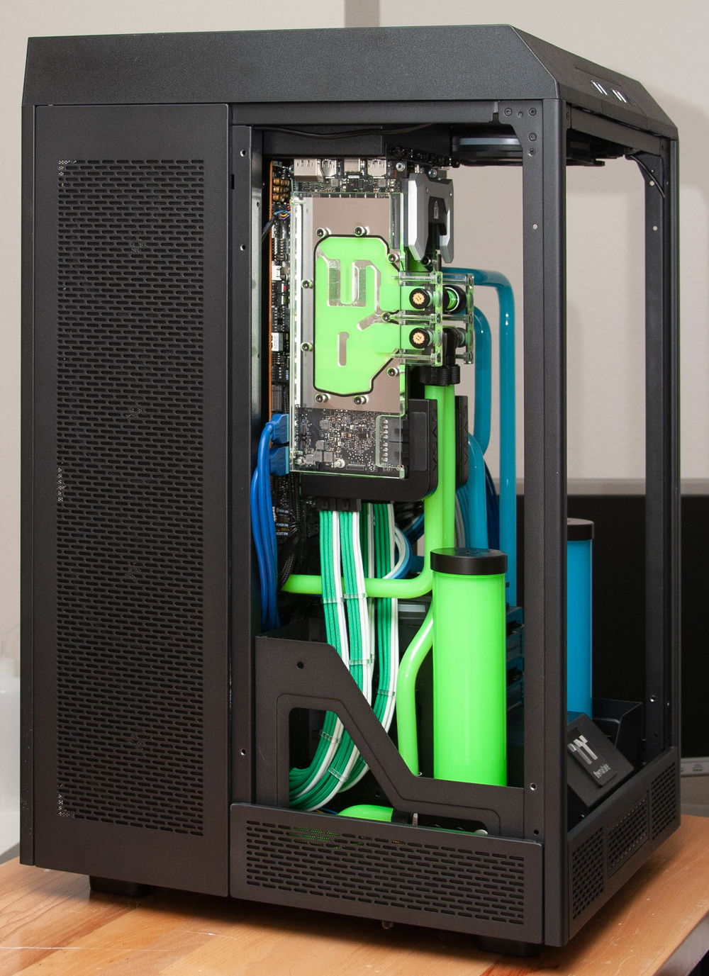 NVidia part of the build has everything related to it in green - cables, liquid, color of LEDs on the fans.