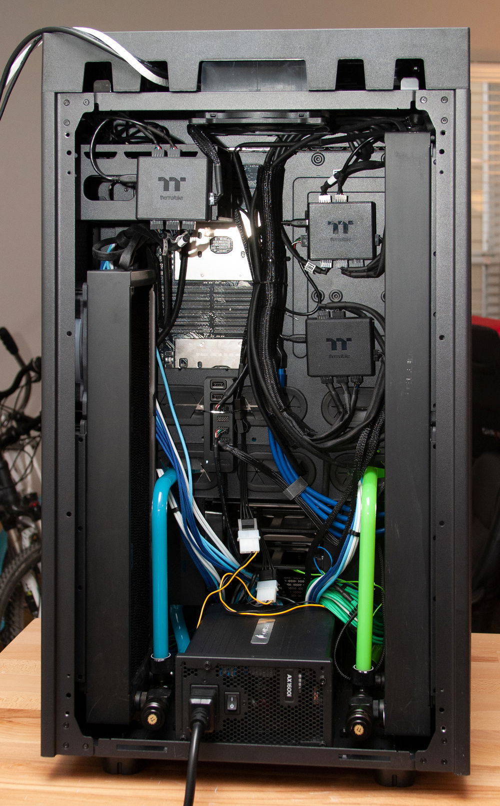 Cable management at the back - a lot of space despite two huge radiators mounted.