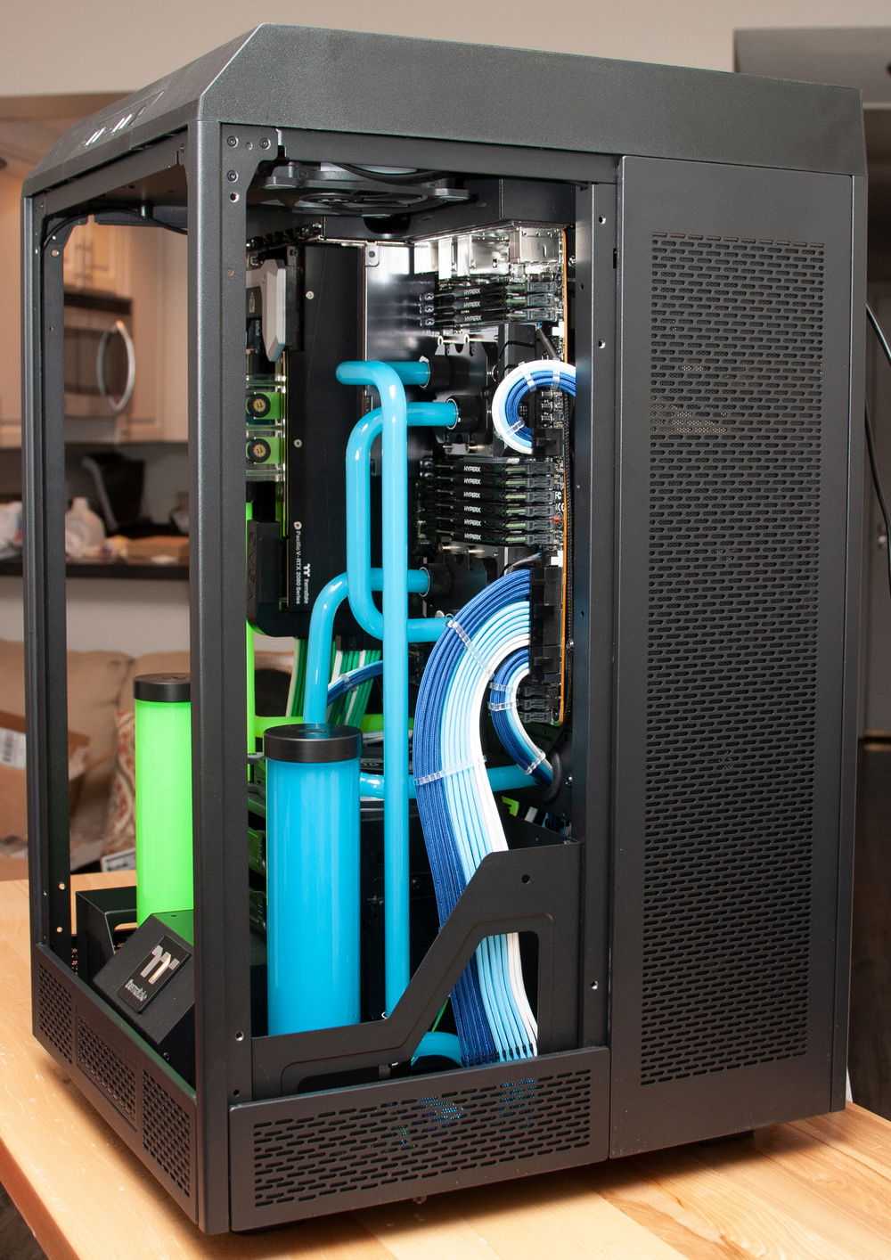 Left side - everything related to the Intel part is blue - cables, pumps, even color of the fans on the CPU radiator.
