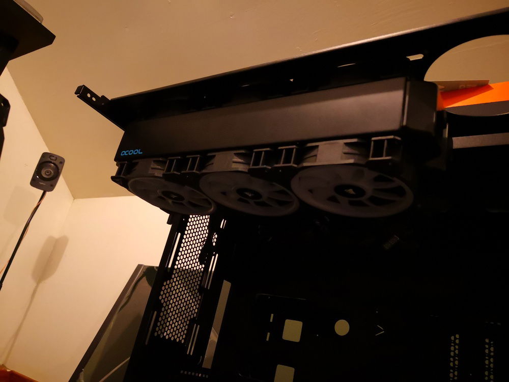 Top fan tray.
360mm rad...  6 120mm fans