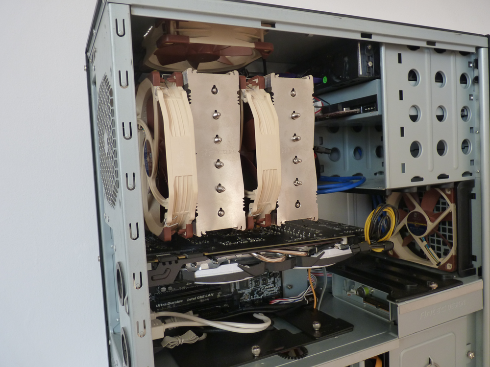 Have you noticed that the floppy and the CD drive are not plugged in?!