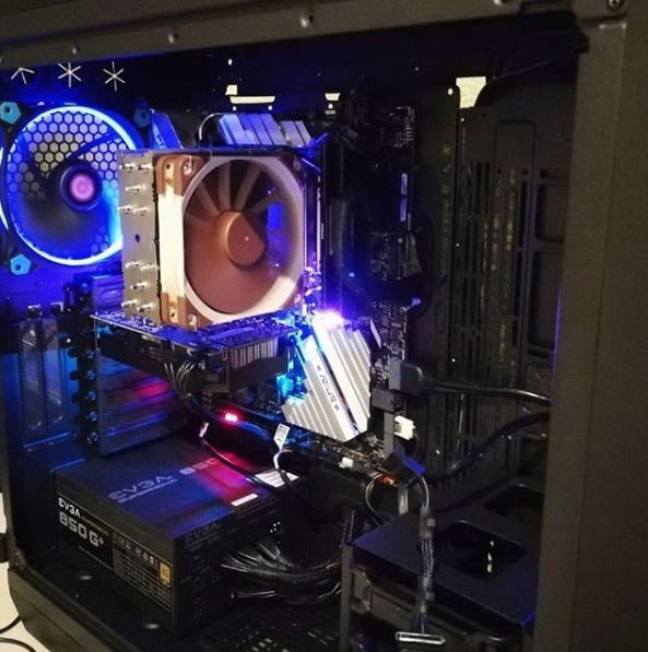 First boot.  This computer is for rendering via CPU, that is why the video card is Tiny.   @_marcelo_pc_games_