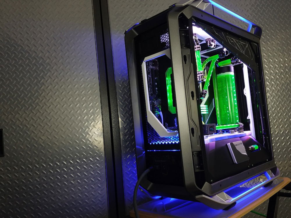 A fully custom back so that you can see the 1080ti FE