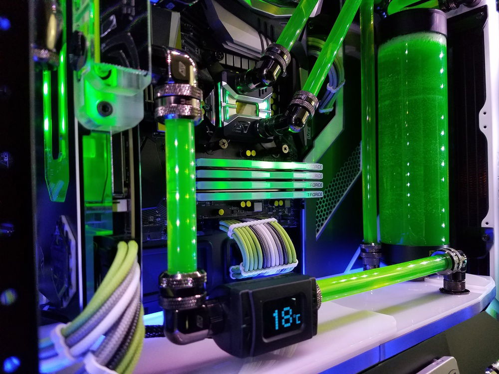 The CableMod Nvidia green cables fit perfectly