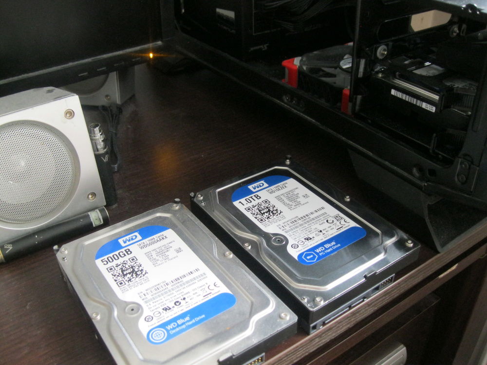 WD Blue 1TB (new HDD) next to WD Blue 500GB (old HDD).