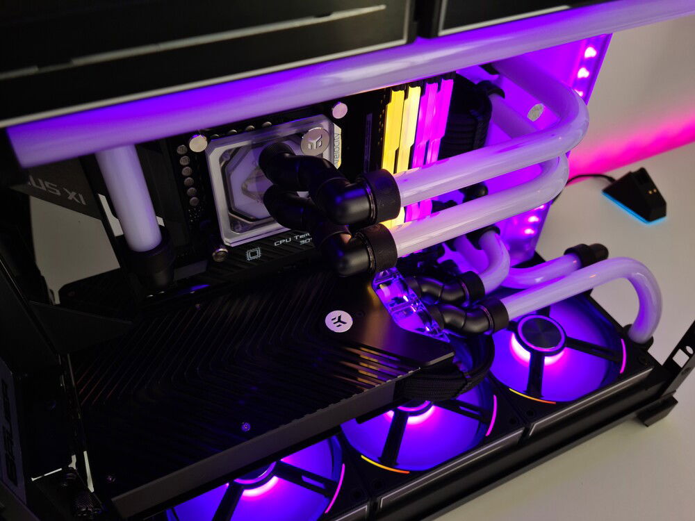 Chameleon v1.4
- RTX 3080Ti FE wrapped in an 'EK-Quantum Vector FE' waterblock.
- New 'Lian Li Uni AL120' fans