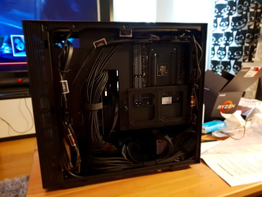 Minimal cable management. Everything just sort of went in its right place by itself. Very tidy case indeed.