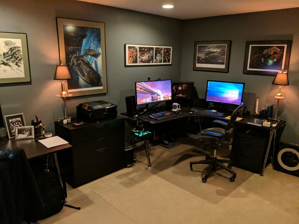 Context! It's the system with the 21:9 monitor. Peripherals are visible.