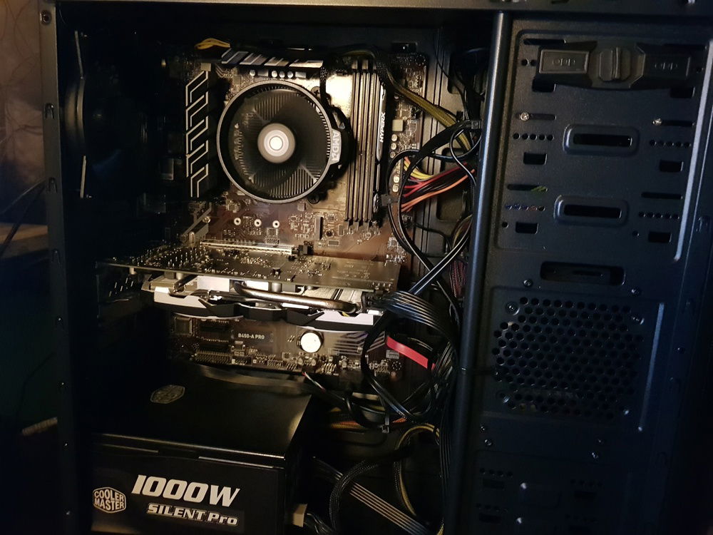 The computer, in all its messy loveliness. I always keep the sidepanel on, only took it off for this pic.
Massive upgrade from my shitty 2011 HP Laptop