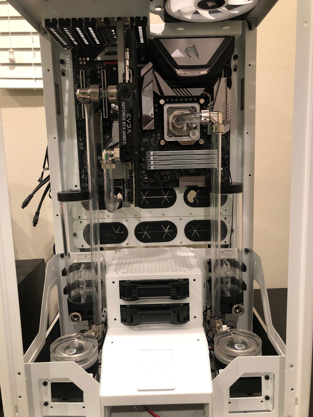 Front view of the mounted reservoirs