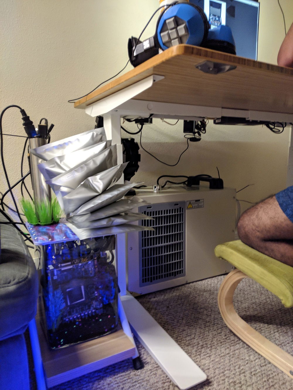 Food packaging bags equalize pressure on temp changes while remaining sealed