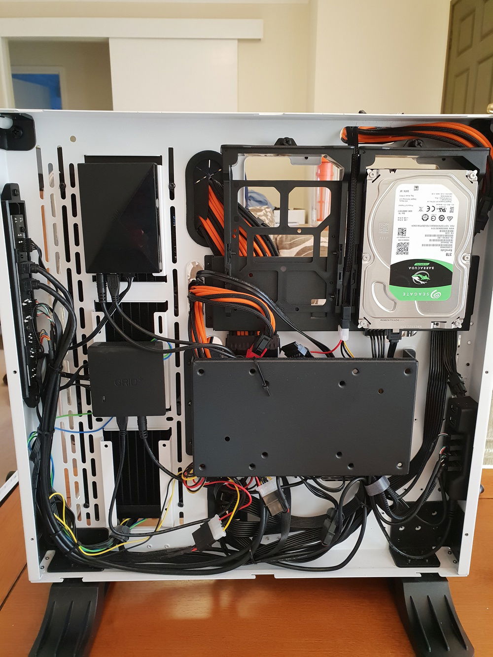Cable mangement on the back side of the p3 with the NZXT hue plus and NZXT grid on the left side, on the right I have an nzxt USB hub and the HDD