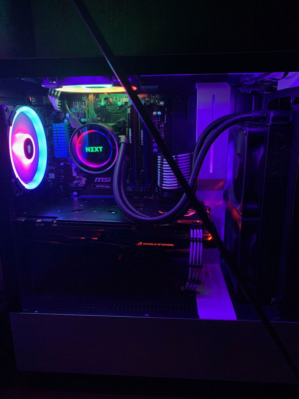 Insides, mostly nice and clean. Blue accents are to be painted white but I don't have paint nor skill to do it.