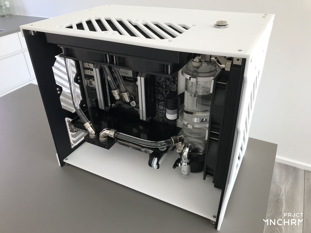 Full view of the case and the top fill-port.