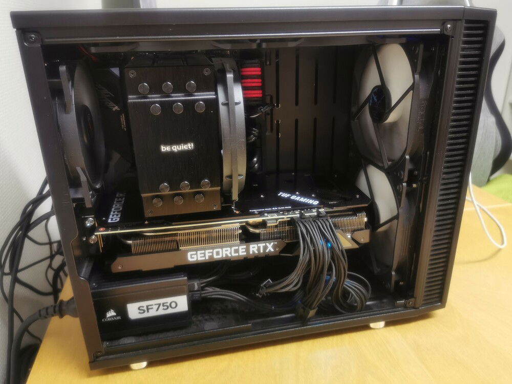Mostly black. Except for the extension cables, but what do you do when that's the only ones in store and you want the computer up and running a.s.a.p. The extensions will be changed for custom length CableMod cables "eventually". Along with the rest of the cables as well.
GPU changed from GTX 1080 to RTX 2080 Ti to 3080... Undervolted it performs as a dream in this small biod. Maxes out on 62C and yes... There is a motherboard somewhere under the CPU-cooler 😂