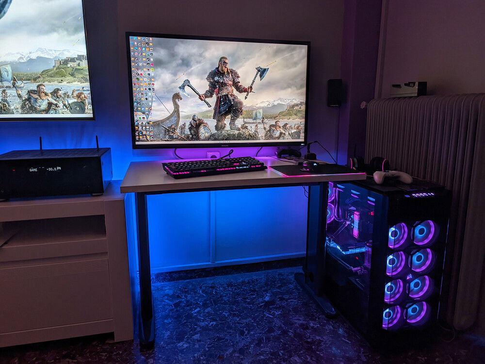 Pc desk update: moved my case under the desk for some better home cinema management. (ps the radiator beside it ramains inactive of course)