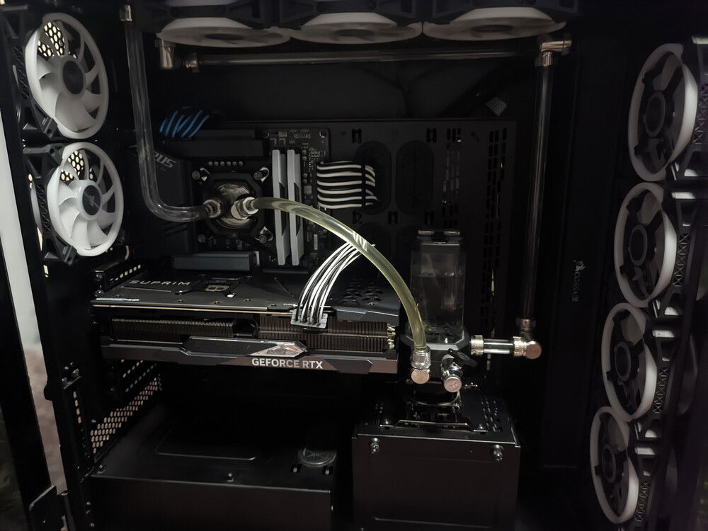 Update 3/6/2023: New GFX - MSI RTX4080 Suprim X. The proper way on how to make a 1000D to feel full... :P