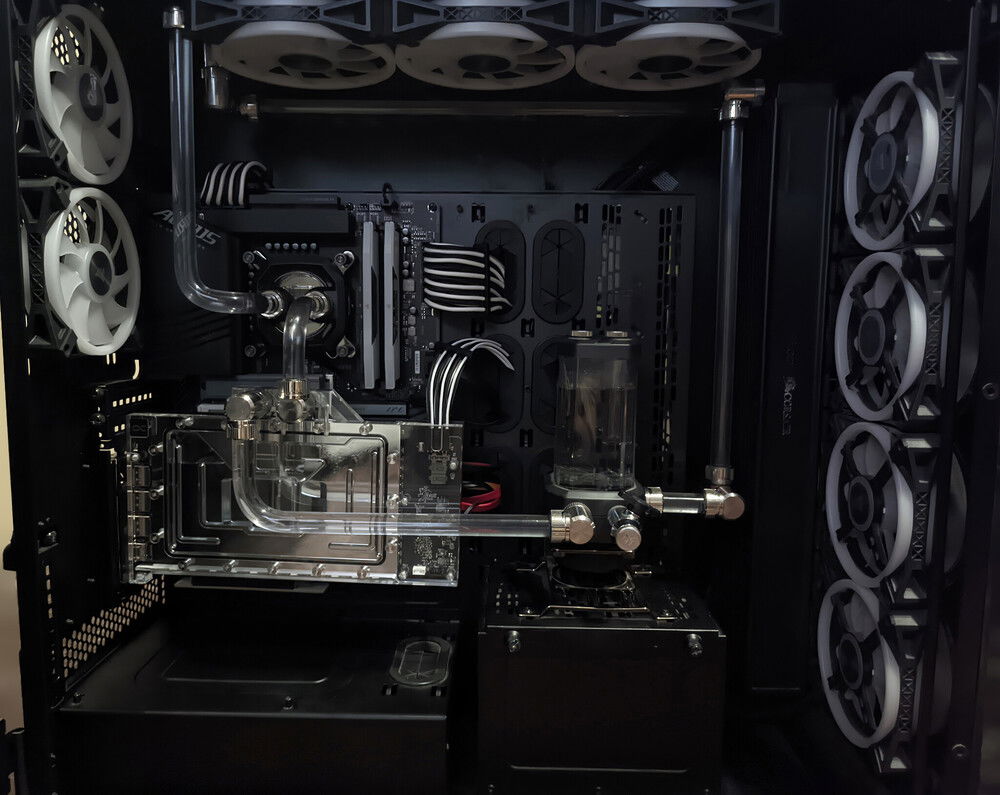 Update 21/7/2023: New EPS12V power cable from Corsair.