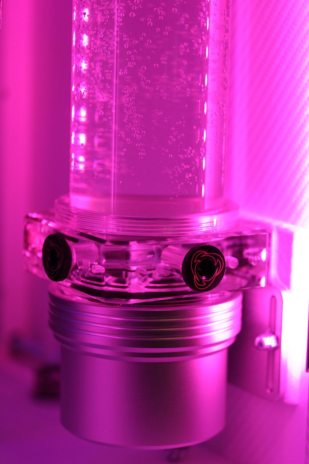 Detail: case is custom made from wood, covered with white carbon-look wrap foil