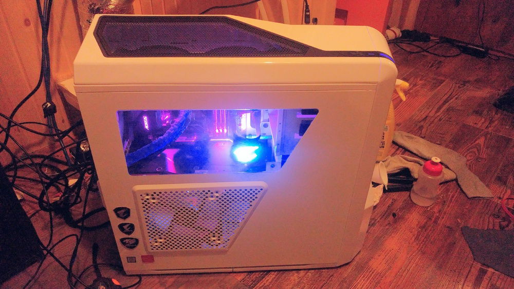 socks and tissue for the leaky parts.... :) had to find something, the rad was leaking. diy is fun. the bottle is for refill on the tec loop... and the clr.... to clean the loop...