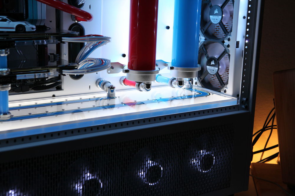 A better look at the distro plate/lightbox combo unit, and where the coolant moves to the back of the build.