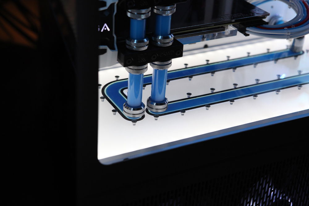 A photo of the end of the distro plate, where it feeds into the SLI 1080Tis.