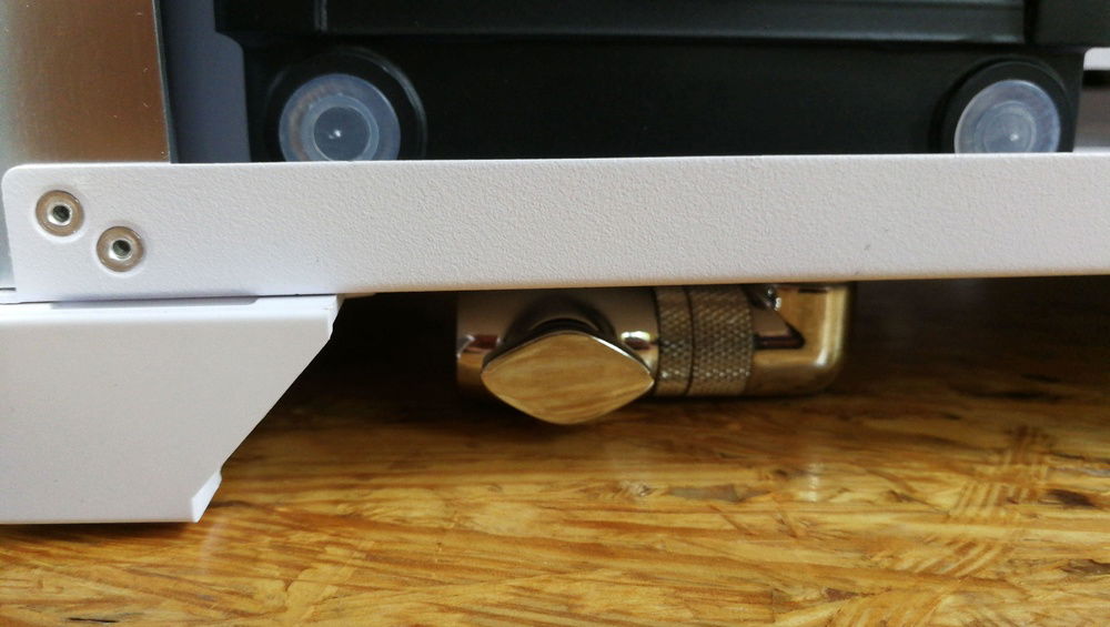 drain system
its connected to the bottom port of the multiport radiator in the side, probably the part I´m proudest of