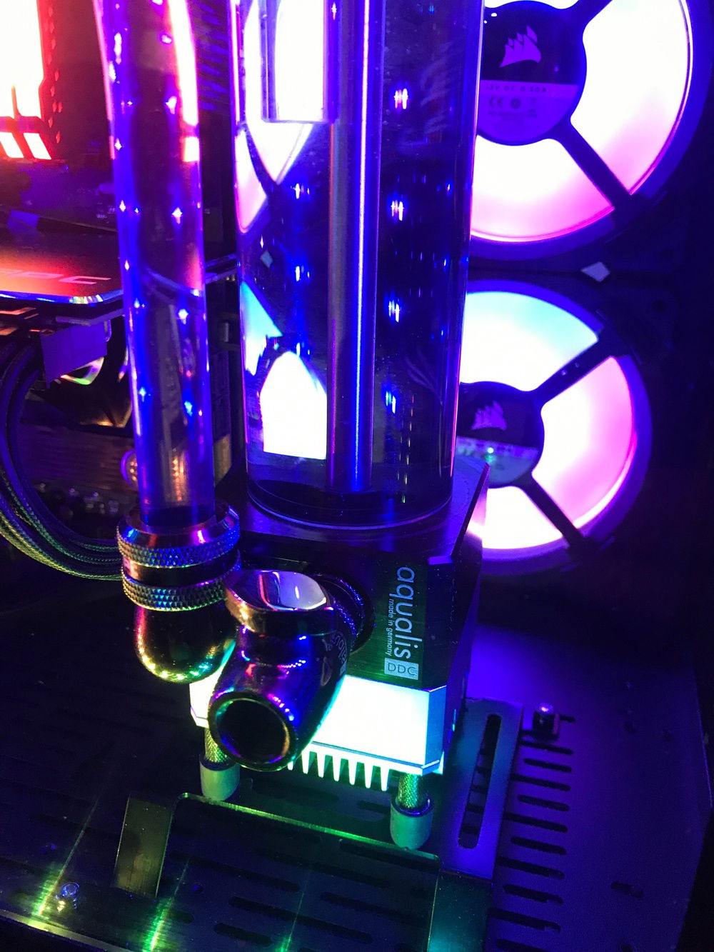 Aqualis borosilicate reservoir with Bitspower DDC pump.