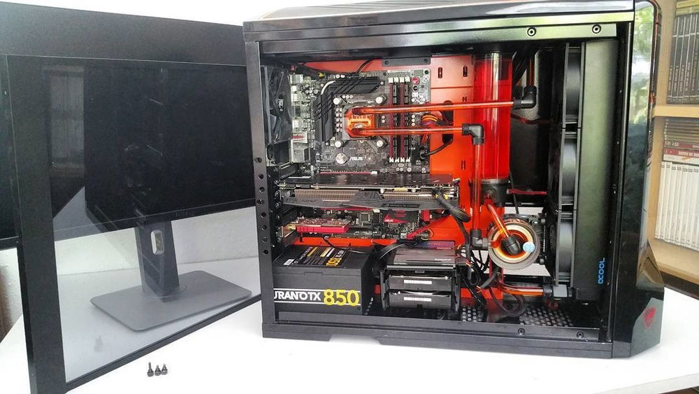 First picture after being modded, there it had EKWB fans instead of Corsair's. Also, now the liquid is blue (for a change).
