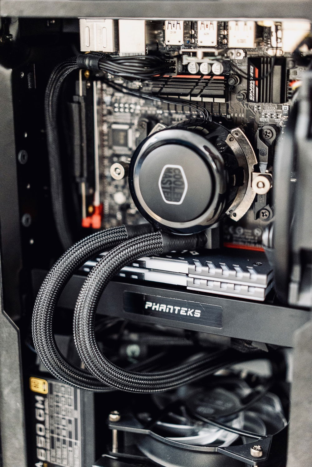 Watercooling upgrades. The RAM modules have aftermarket coolers installed.