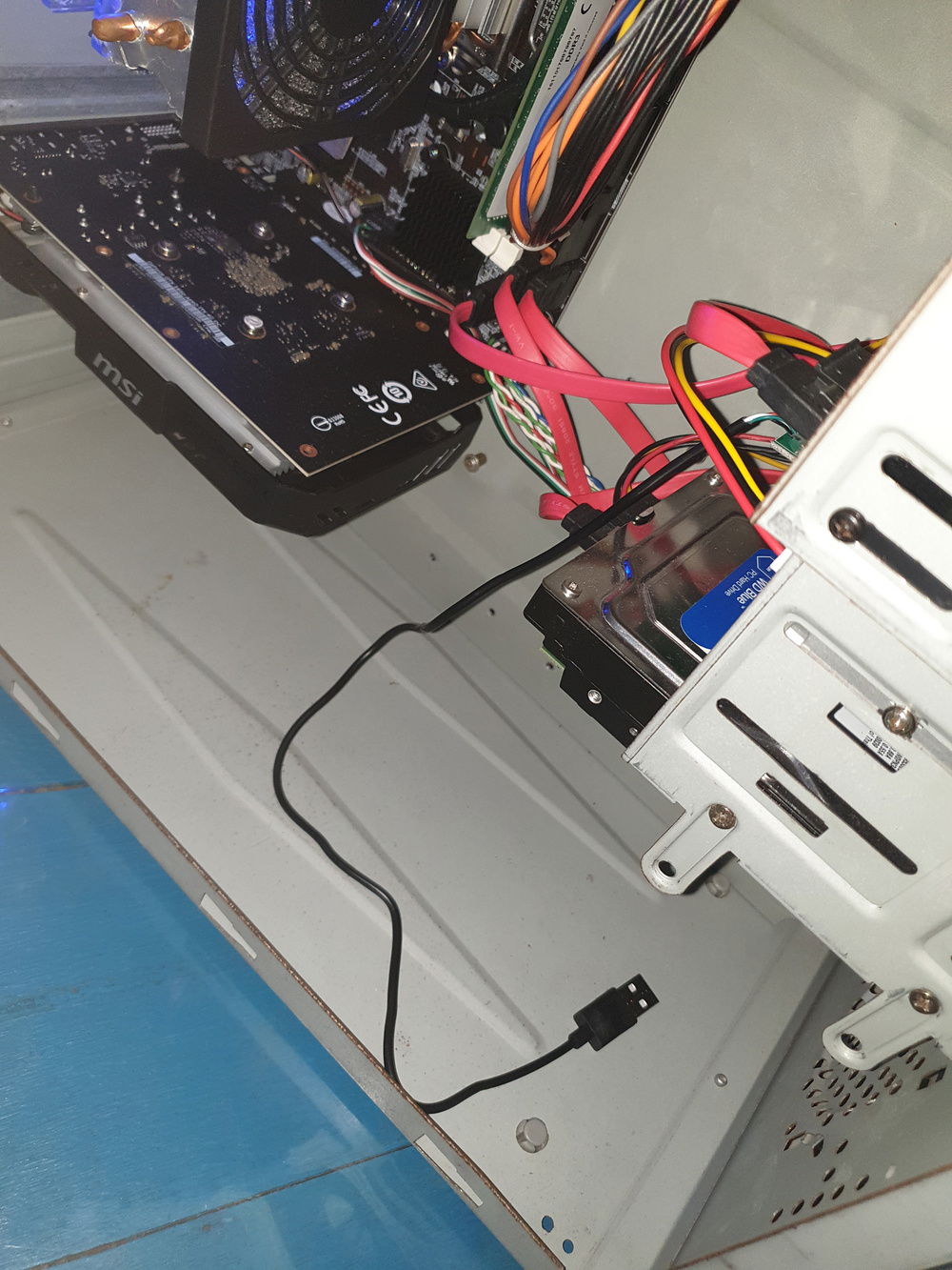 The final piece to make it work, the floppy disk but... I don't have a single USB header port to use... O O F