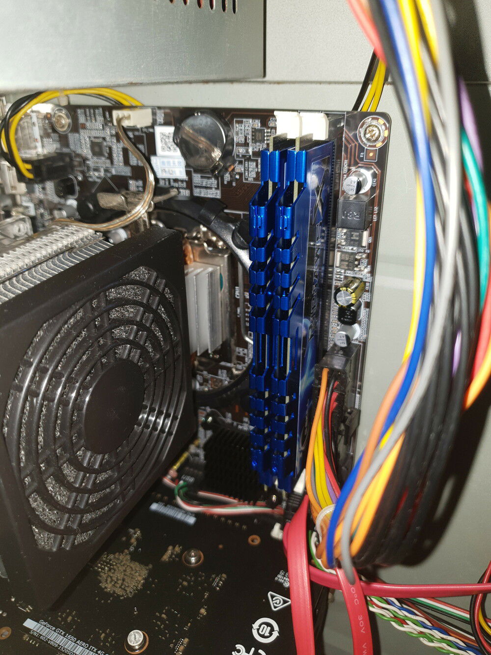 New update, I upgrade my ram from single stick 8GB 1600MHz DDR3 up to 2x 4GB 2400MHz DDR3 since I need smoother Cyberpunk 2077 experience