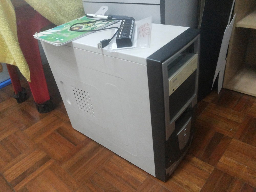 The old case I have found from my inventory (didn't put the DVD and Floppy disk on yet)