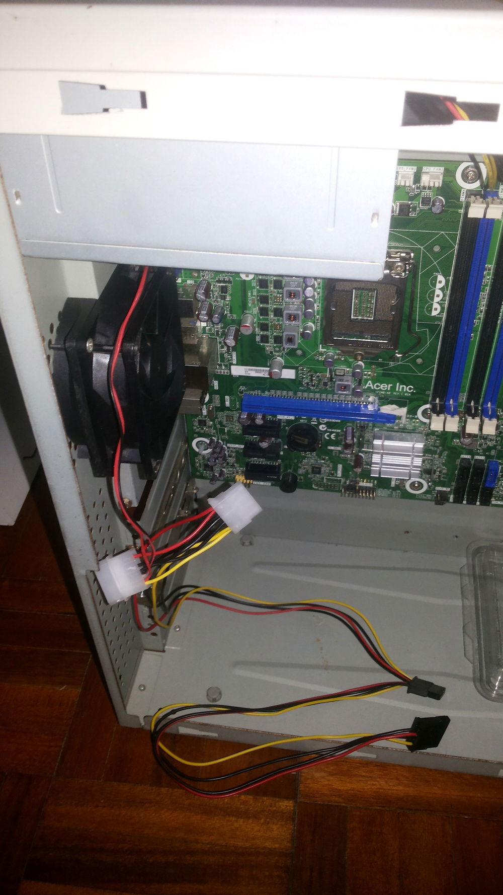 The case fan was modified into a Case Fan+e-sata cable separator