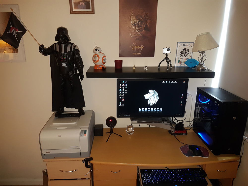 There is a little bit of few movies I love. There is obviously Darth Vader, BB8 and small minifigures of Yoda and R2D2 from Star Wars, Gollum poster, Harry Potter wand replica under monitor, and Hand Of the King pin from Game of Thrones on the lamp.