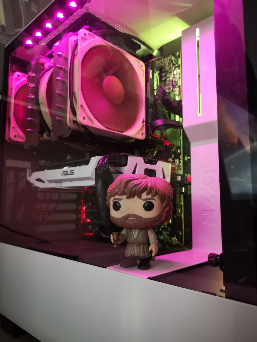 Tyrion, just for some looks (and wine)