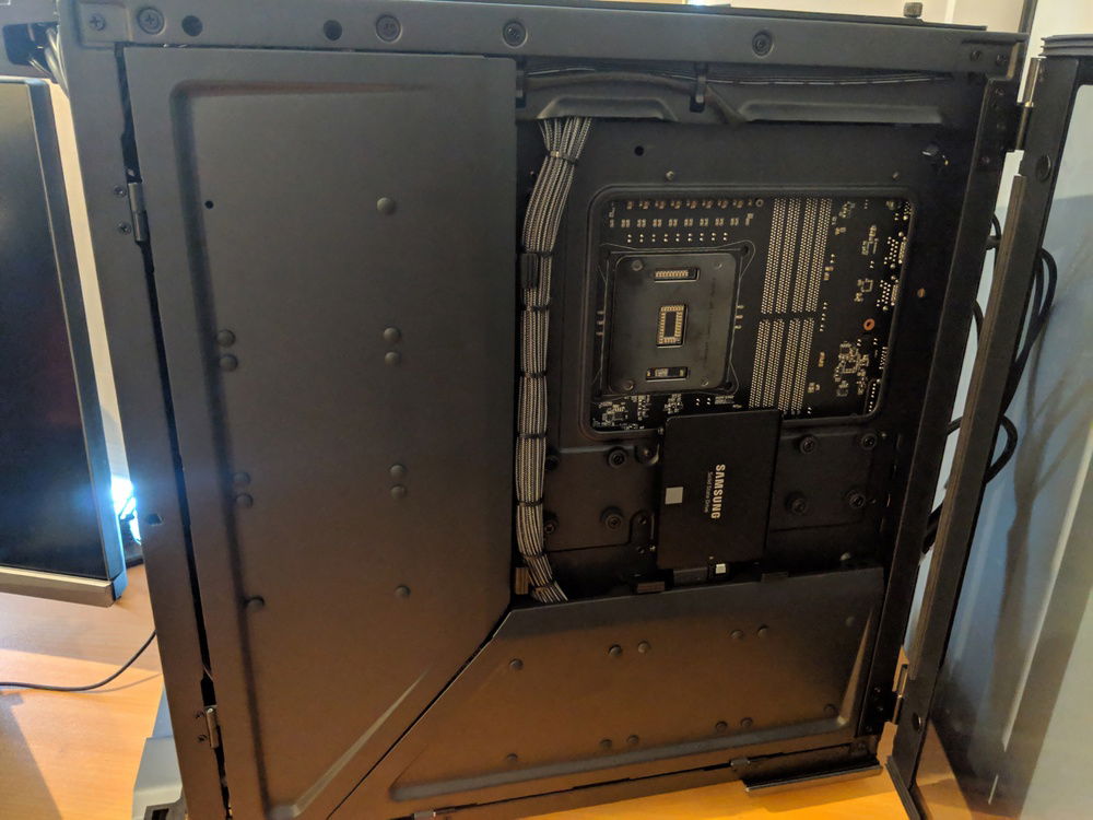 Love the cable covers on this case!