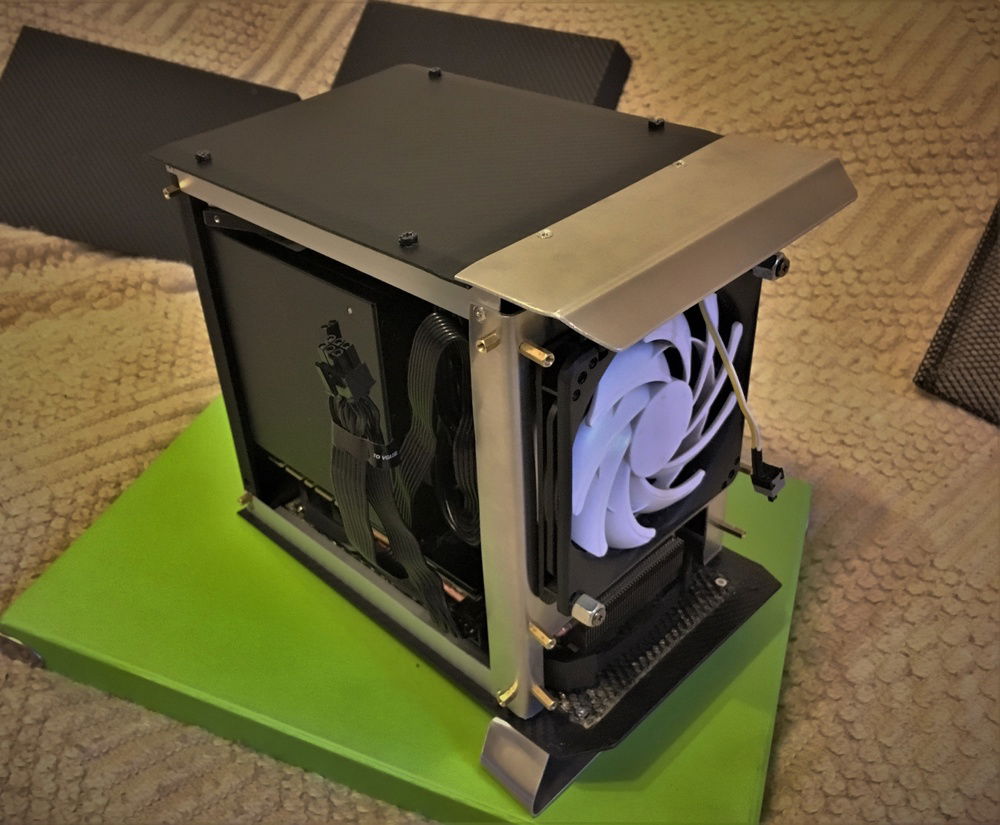 See this screw holding the fan? Unfortunately the right screws were missing from the beginning, so I needed to improvise.